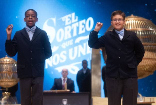 News Bilder der Woche KW51 News Bilder des Tages Bilder des Jahres 2024, News 12 Dezember Celebration of the Extraordinary Draw of the Lottery of Christmas 2024 Adam Lucas Kadmiri i and Sergio Abaga d , sing a fifth prize, the number 37 876 during the celebration of the Extraordinary Draw of the Lottery of Christmas 2024, in the Royal Theater, on December 22, 2024, in Madrid Spain The State distributes today a total of 2 702 million euros in prizes, which means 112 million more than last year For this draw 193 million Christmas Lottery tickets have been put on sale This year the issue consists of 193 series eight more than the previous one of 100 000 numbers each, and amounts to 3 860 million euros, of which 70 will be distributed in prizes 22 DECEMBER 2024 SORTEO NAVIDAD LOTERIA Madrid Madrid Spain  Copyright: xEduardoxParrax 6420315