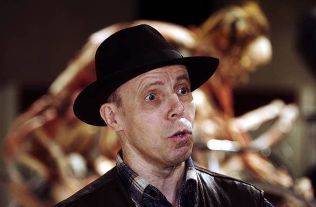 KRT LIFESTYLE STORY SLUGGED: BODYWORLDS KRT PHOTO BY BILL HOGAN CHICAGO TRIBUNE (August 5) Gunther von Hagens, the creator of Body Worlds, answers a reporter s question about the exhibit at Chicago s Museum of Science and Industry. (mvw) 2005 CHICAGO IL USA EDITORIAL USE ONLY Copyright: xx 1020276 BILLxHOGANx krtphotoslive180775