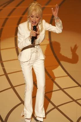 Dolly Parton performs at the 78th Annual Academy Awards at the Kodak Theater in Hollywood, California, Sunday, March 5, 2006. (Leonard Ortiz Orange County Register KRT) HOLLYWOOD CA USA EDITORIAL USE ONLY Copyright: xx 1027725 LeonardxOrtizx krtphotoslive205992