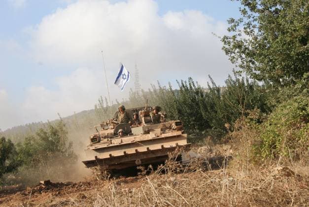 Israeli soldiers return from fighting in southern Lebanon as the Israel-Hezbollah cease fire took effect Monday, August 14, 2006. (Dion Nissenbaum MCT) ISR EDITORIAL USE ONLY Copyright: xx 1033797 DionxNissenbaumx krtphotoslive223888