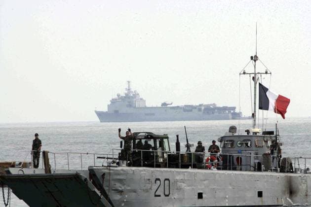 More than 150 French peacekeepers arrived by ship Friday, August 25, 2006, in the southern Lebanese port city of Nakoura. They are among the first troops to join a beefed-up international force that will monitor the fragile truce agreement that ended the 34-day war between Israel and Hezbollah militants. France will lead the force and the European Union has said it would supply half of the 15,000 anticipated troops. (Paul Assaker MCT) Nakoura LBN EDITORIAL USE ONLY Copyright: xx 1034316 PaulxAssakerx krtphotoslive225187