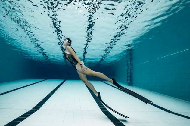 Creative Highlights Symbolbilder freediver practising in a pool in Bangkok Bangkok, Bangkok, Thailand CR_THHE241216A-1576219-01 ,model released, Symbolfoto
