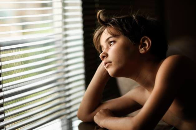 Creative Highlights Symbolbilder Portrait of daydreaming little girl looking out of window model released, Symbolfoto property released, JSMF00380