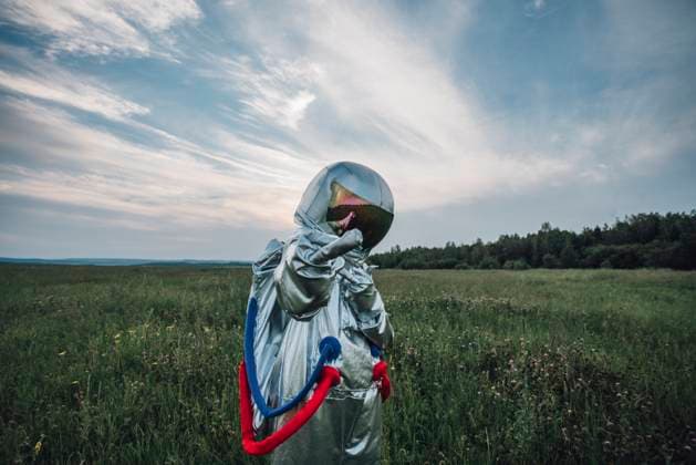 Creative Highlights Symbolbilder Spaceman exploring nature, giving the finger model released, Symbolfoto, VPIF00586