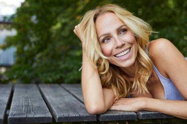 Creative Highlights Symbolbilder Portrait of happy blond woman lying on wooden jetty model released, Symbolfoto, PNEF01080