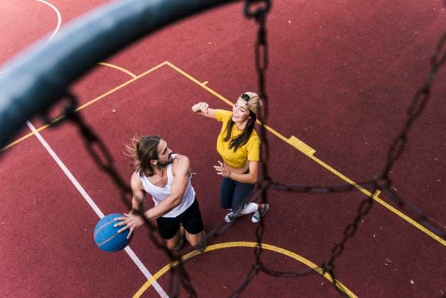 Creative Highlights Symbolbilder Young man and woman playing basketball on basketball ground model released, Symbolfoto, UUF15555