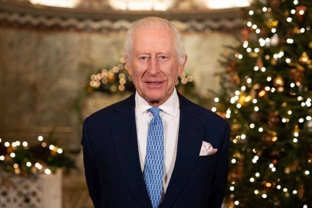 Bilder des Jahres 2024, Entertainment 12 Dezember Entertainment Themen der Woche KW52 Entertainment Bilder des Tages König Charles III. während Weihnachtsansprache in London . 23 12 2024. London, United Kingdom. King Charles III during the recording earlier this month of his Christmas message at the Fitzrovia Chapel in London.  xPoolx xi-Imagesx IIM-25636-0001