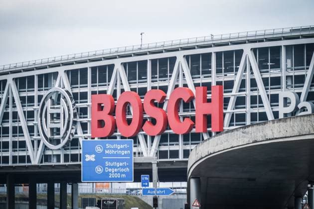 Stuttgart, Deutschland, Europa, Bosch Firmensitz, Automobilindustrie, Stellenabbau, Restrukturierung, Arbeitsplatzverlust, Softwareentwicklung, autonomes Fahren, Produktionskrise, Elektrofahrzeuge, Klimaschutz, Energiewende, Übernahme von Johnson Controls, Klimatisierungstechnik, Investitionen, Industrie 4.0, Digitalisierung, Fachkräftemangel, Nachhaltigkeit, Lieferkettenprobleme, Globalisierung, Standortpolitik, Transformation der Wirtschaft, Infrastruktur, Verkehrsnetz. Copyright: xJOERANxSTEINSIEKx