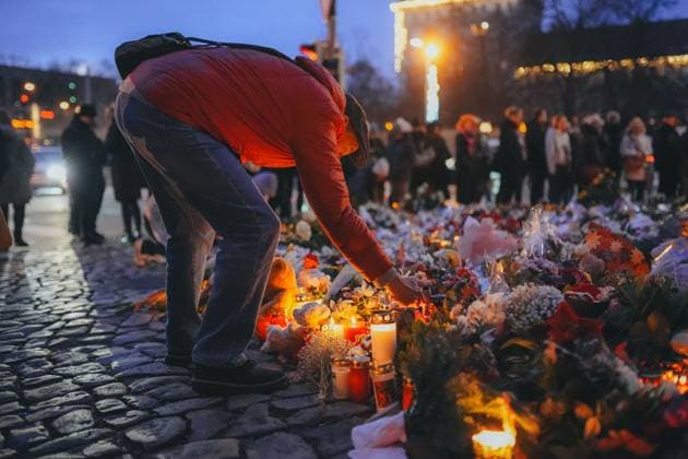 Bilder des Jahres 2024, News 12 Dezember News Themen der Woche KW52 News Bilder des Tages Magdeburg Anschlag auf den Magdeburger Weihnachtsmarkt, Sachsen-Anhalt, 20.12.2024 Auch Tage nach dem Attentat ist die Anteilnahme groß und das Blumenmeer wächst immer weiter, es werden immer mehr Kerzen angezündet, ein Mann zündet eine Kerze an, Anschlag auf den Magdeburger Weihnachtsmarkt, Sachsen-Anhalt, 20.12.2024, *** Magdeburg Attack on the Magdeburg Christmas market, Saxony-Anhalt, 20 12 2024 Even days after the attack, the sympathy is great and the sea of flowers continues to grow, more and more candles are lit, a man lights a candle, Attack on the Magdeburg Christmas market, Saxony-Anhalt, 20 12 2024, Copyright: xEibner-Pressefoto LarsxNeumannx EP_LNN