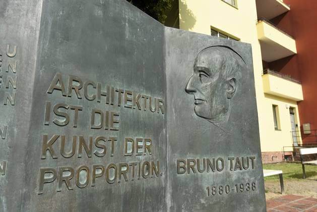 Gedenktafel für Bruno Taut in der Zehlendorfer Waldsiedlung. Anwohner haben sich in einer Energiegenossenschaft zusammengeschlossen, um eine Nahwärmenetz zu bauen. Gedenktafel für Bruno Taut *** Memorial plaque for Bruno Taut in the Zehlendorf forest estate Residents have joined forces in an energy cooperative to build a local heating network Memorial plaque for Bruno Taut