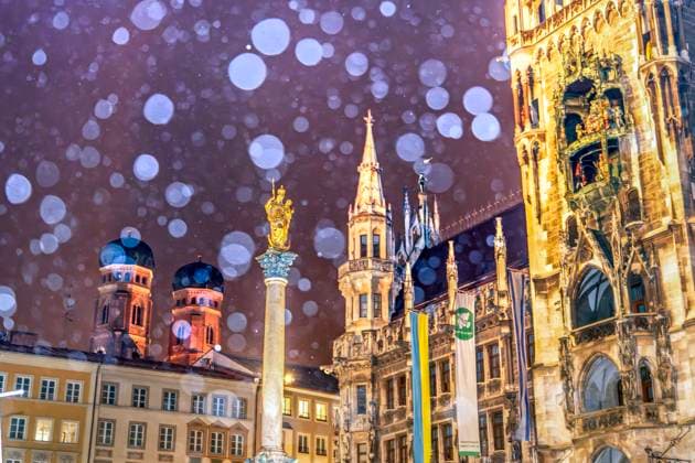 News Themen der Woche KW52 Schneeflocken rieseln leise auf den Marienplatz, einen Tag vor Weihnachten, München, 23. Dezember 2024 Deutschland, München, 23. Dezember 2024, Schneeflocken rieseln leise auf den Marienplatz, einen Tag vor Heilig Abend, am Montagabend um 18 Uhr, anhaltender Schneefall für die Nacht vorhergesagt, Weihnachtszeit, Weihnachten, Winterwetter, Wintereinbruch, Winter, Bayern, bayerisch,