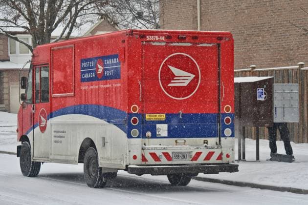 Snowfall Warning Issued For The Greater Toronto Area A Canada Post worker delivers mail as snow begins to fall. Environment Canada issues a significant snowfall warning for the Greater Toronto Area, with some areas expected to receive 10-15 centimeters of snow in Toronto, Ontario, Canada, on December 23, 2024. Toronto Canada  Copyright: xCreativexTouchxImagingxLtdx originalFilename: friedman-signific241223_np4XT.jpg