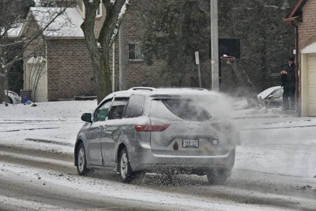 Snowfall Warning Issued For The Greater Toronto Area Snow blows off a speeding van as Environment Canada issues a significant snowfall warning for the Greater Toronto Area, with some areas expected to receive 10-15 centimeters of snow in Toronto, Ontario, Canada, on December 23, 2024. Toronto Canada  Copyright: xCreativexTouchxImagingxLtdx originalFilename: friedman-signific241223_np9DT.jpg
