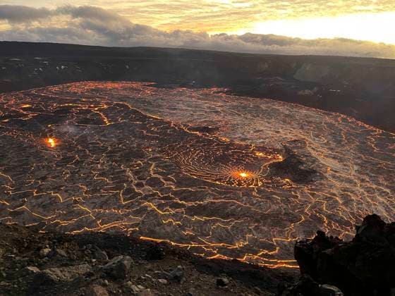 Bilder des Jahres 2024, News 12 Dezember News Themen der Woche KW52 News Bilder des Tages Hawaii, Vulkan Kilauea ausgebrochen December 23, 2024, Kilauea, Hi, United States of America: A lake of active lava glows in the summit caldera of Kilauea volcano as the sun rises at Hawaii Volcanoes National Park, December 23, 2024 near Hilo, Hawaii. A fresh eruption began at 2:20 am local time at Halemaumau Crater shooting lave 262 feet into the air. Kilauea United States of America - ZUMAp138 20241223_zaa_p138_003 Copyright: xNataliaxDeligne Usgsx