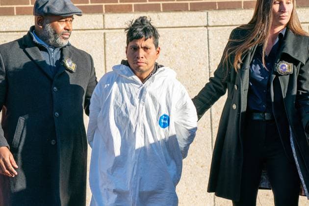 Bilder des Jahres 2024, News 12 Dezember News Themen der Woche KW52 News Bilder des Tages December 23, 2024, Brooklyn, New York, United States of America: Sebastian Zapeta, suspected of burning a woman to death on a train, is taken from the New York Police Department 60th Precinct in Brooklyn on Monday, Dec. 23, 2024. Brooklyn United States of America - ZUMAm67_ 20241223_zaf_m67_012 Copyright: xTheodorexParisiennex