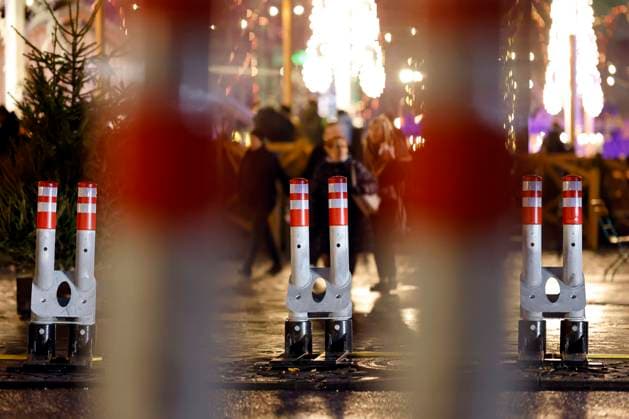 Absperrungen (mobile Terrorsperren) gegen Anschläge mit Fahrzeugen am Kölner Weihnachtsmarkt Heinzels Wintermärchen - Heimat der Heinzel - an der Altstadt mit der leeren Eislaufbahn auf dem Heumarkt. Nach der Amok-Fahrt eines Mannes in Magdeburg auf dem dortigen Weihnachtsmarkt gelten deutschlandweit eine angespannte Lage auf Weihnachtsmärkten. (Symbolbild, Themenbild) Köln, 23.12.2024 NRW Deutschland *** Mobile terror barriers to prevent attacks with vehicles at Colognes Christmas market Heinzels winter fairy tale Home of the Heinzel at the Old Town with the empty ice rink on Heumarkt After a man went on a rampage at the Christmas market in Magdeburg, the situation at Christmas markets across Germany is tense Symbolic image, theme pic Copyright: xChristophxHardtx