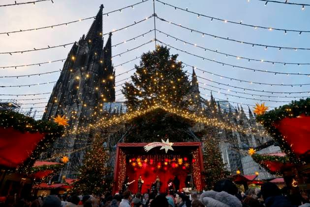 Impression vom Weihnachtsmarkt am Kölner Dom: Nach der Amok-Fahrt in Magdeburg richtet sich der Fokus auf die Sicherheit der Weihnachtsmärkte in Deutschland wie hier am Weihnachtsmarkt vor dem Kölner Dom auf dem Roncalliplatz. Nach verdächtigen Kofferfunden wurde das Mitführen von Trolleys, Koffern und Rucksäcken auf dem Marktgelände verboten und entsprechende Schilder aufgehangen. (Symbolbild, Themenbild) Köln, 23.12.2024 NRW Deutschland *** Impression of the Christmas market at Cologne Cathedral After the rampage in Magdeburg, the focus is on the security of Christmas markets in Germany, such as here at the Christmas market in front of Cologne Cathedral on Roncalliplatz After suspicious suitcases were found, the carrying of trolle Copyright: xChristophxHardtx
