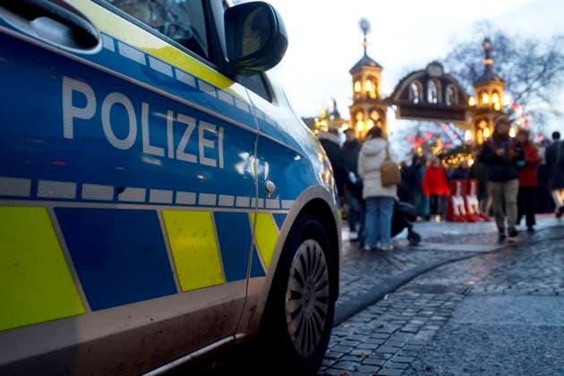 Ein Polizeiauto steht neben den Absperrungen gegen Anschläge mit Fahrzeugen am Kölner Weihnachtsmarkt Heinzels Wintermärchen - Heimat der Heinzel - an der Altstadt mit der leeren Eislaufbahn auf dem Heumarkt. Nach der Amok-Fahrt eines Mannes in Magdeburg auf dem dortigen Weihnachtsmarkt gelten deutschlandweit eine angespannte Lage auf Weihnachtsmärkten. (Symbolbild, Themenbild) Köln, 23.12.2024 NRW Deutschland *** A police car stands next to the barriers against attacks with vehicles at the Cologne Christmas market Heinzels winter fairy tale Home of the Heinzel at the Old Town with the empty ice rink on the Heumarkt After a man ran amok at the Christmas market in Magdeburg, the situation at Christmas markets is tense throughout Germany Copyright: xChristophxHardtx