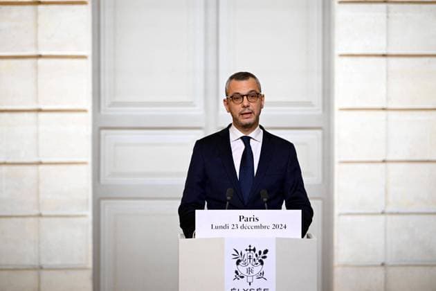 News Themen der Woche KW52 News Bilder des Tages France Unveils New Government - Paris Elysee Palace Secretary-General Alexis Kohler announces the list of newly appointed ministers forming the new French government, at the presidential Elysee Palace in Paris on December 23, 2024. France has unveiled a new government, comprised of former ministers and senior civil servants that Prime Minister Francois Bayrou hopes can oversee the passage of a 2025 budget and avoid a collapse that would deepen the country’s crisis. Bayrou on Monday put together the government that enters office after months of political deadlock and pressure from financial markets to reduce France’s mounting debt. Photo by Jeanne Accorsini Pool ABACAPRESS.COM Paris France  Copyright: xAccorsinixJeanne Pool ABACAx