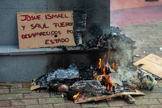 4 Children Disappeared in Quito, Ecuador - 23 Dec 2024 A banner and cardboard dummies of soldiers are being burnt during the rally. After several days of fear, hundreds of people have demonstrated peacefully under the fruitfulness and anger of the country s violence. Specifically because on the 8th of December 2024, four children disappeared in the south of Guayaquil, Ecuador, in the sector of Las Malvinas. Their names are Steven (11 years old), Nehemías (15), Josué (14) and Ismael (15). According to the parents testimonies, the children were intercepted by vehicles with people dressed in military uniforms, who stopped them and took them to the Taura air base. One of the children contacted his family and said that they had been beaten and Copyright: xVeronicaxLombeidax xSOPAxImagesx _DSC2695