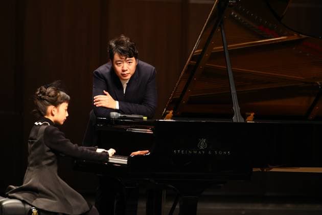 Bilder des Jahres 2024, Entertainment 12 Dezember Entertainment Themen der Woche KW52 Entertainment Bilder des Tages NANCHANG, CHINA - DECEMBER 24: Pianist Lang Lang guides the child to play the piano during his solo concert at Nanchang Poly Grand Theatre on December 24, 2024 in Nanchang, Jiangxi Province of China.  Copyright: xChinaxNewsxServicex 111538505737