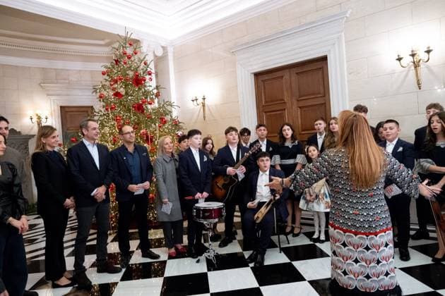 Christmas Carols To The Prime Minister The Lyceum Club of Greek Women, the Greek Guiding Association, and the Music School of Ptolemaida sing a Christmas carol to Prime Minister Kyriakos Mitsotakis and his family at Maximos Mansion in Athens, Greece, on December 24, 2024. Athens Greece  Copyright: xNikolasxKokovlisx originalFilename: kokovlis-notitle241224_npIq6.jpg
