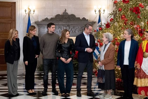 Christmas Carols To The Prime Minister The Lyceum Club of Greek Women, the Greek Guiding Association, and the Music School of Ptolemaida sing a Christmas carol to Prime Minister Kyriakos Mitsotakis and his family at Maximos Mansion in Athens, Greece, on December 24, 2024. Athens Greece  Copyright: xNikolasxKokovlisx originalFilename: kokovlis-notitle241224_nplmv.jpg