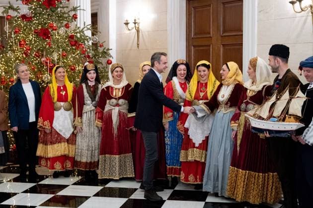 Christmas Carols To The Prime Minister The Lyceum Club of Greek Women, the Greek Guiding Association, and the Music School of Ptolemaida sing a Christmas carol to Prime Minister Kyriakos Mitsotakis and his family at Maximos Mansion in Athens, Greece, on December 24, 2024. Athens Greece  Copyright: xNikolasxKokovlisx originalFilename: kokovlis-notitle241224_nptWR.jpg