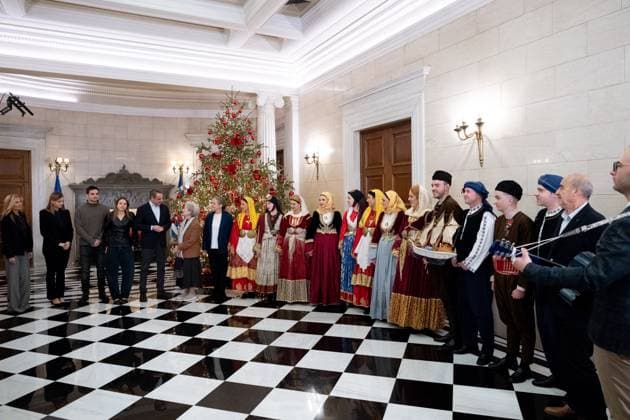 Christmas Carols To The Prime Minister The Lyceum Club of Greek Women, the Greek Guiding Association, and the Music School of Ptolemaida sing a Christmas carol to Prime Minister Kyriakos Mitsotakis and his family at Maximos Mansion in Athens, Greece, on December 24, 2024. Athens Greece  Copyright: xNikolasxKokovlisx originalFilename: kokovlis-notitle241224_nptza.jpg