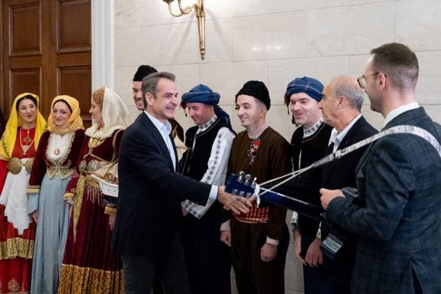 Christmas Carols To The Prime Minister The Lyceum Club of Greek Women, the Greek Guiding Association, and the Music School of Ptolemaida sing a Christmas carol to Prime Minister Kyriakos Mitsotakis and his family at Maximos Mansion in Athens, Greece, on December 24, 2024. Athens Greece  Copyright: xNikolasxKokovlisx originalFilename: kokovlis-notitle241224_npViJ.jpg