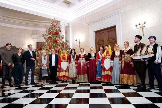 Christmas Carols To The Prime Minister The Lyceum Club of Greek Women, the Greek Guiding Association, and the Music School of Ptolemaida sing a Christmas carol to Prime Minister Kyriakos Mitsotakis and his family at Maximos Mansion in Athens, Greece, on December 24, 2024. Athens Greece  Copyright: xNikolasxKokovlisx originalFilename: kokovlis-notitle241224_npYDZ.jpg