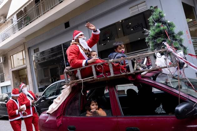 Christmas Atmosphere In Athens A family wearing Santa Claus costumes sings Christmas carols on the streets of Athens, Greece, on December 24, 2024. Athens Greece  Copyright: xNikolasxKokovlisx originalFilename: kokovlis-notitle241224_npM3v.jpg