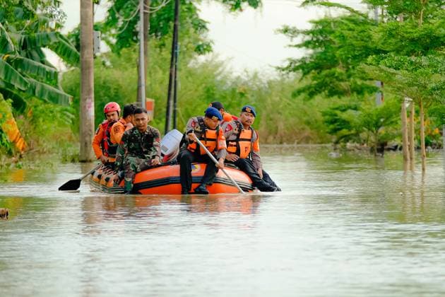 Bilder des Jahres 2024, News 12 Dezember News Themen der Woche KW52 December 24, 2024, Makassar, South Sulawesi, Indonesia: A number of teams from the Regional Disaster Management Agency (BPD) and South Sulawesi Regional Police Mobile Brigade used rubber boats to explore the posts and houses of residents who were submerged due to floods that surrounded their settlements in Manggala District, Makassar City, Monday (23 12 2025). This flood caused 2,698 people to flee to 38 evacuation points spread across 11 sub-districts and 4 sub-districts in Makassar City. Makassar Indonesia - ZUMAs266 20241224_znp_s266_001 Copyright: xMohxNiazxShariefx