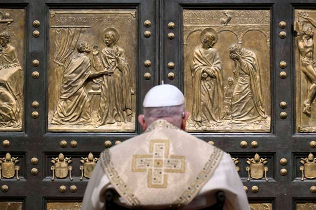 News Themen der Woche KW52 News Bilder des Tages VATICAN POPE FRANCIS Dec. 24, 2024. Vatican Pope Francis opens the Holy Door of St Peter s Basilica to mark the start of the Catholic Jubilee Year, at the Vatican, Dec. 24, 2024. EDITORIAL USE ONLY - NO BOOKS Copyright: xVATICANxMEDIAx