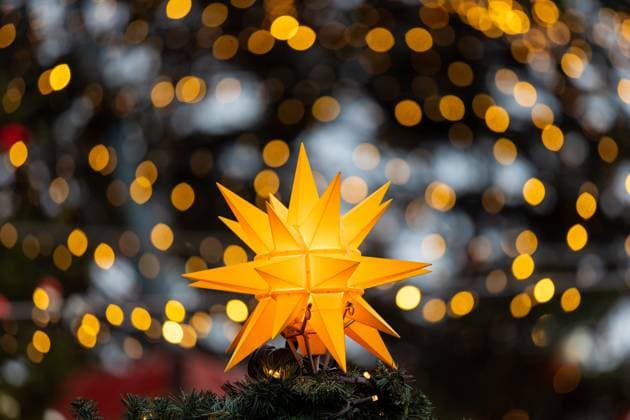 Weihnachstmarkt auf dem Roncalliplatz in Köln - 24.12.2024 Der Weihnachtsmarkt am Kölner Dom auf dem Roncalliplatz gehört zu den schönsten in Deutschland und war bis 23. Dezember geöffnet. Geprägt ist der Markt vom Stern von Bethlehem der auf jeder Bude und jedem Stand thront. Köln Innenstadt Nordrhein-Westfalen Deutschland *** Christmas market on Roncalliplatz in Cologne 24 12 2024 The Christmas market at Cologne Cathedral on Roncalliplatz is one of the most beautiful in Germany and was open until 23 December The market is characterized by the Star of Bethlehem, which is enthroned on every stall and every stand Cologne city centre North Rhine-Westphalia Germany Copyright: xBonn.digitalx xMarcxJohnx