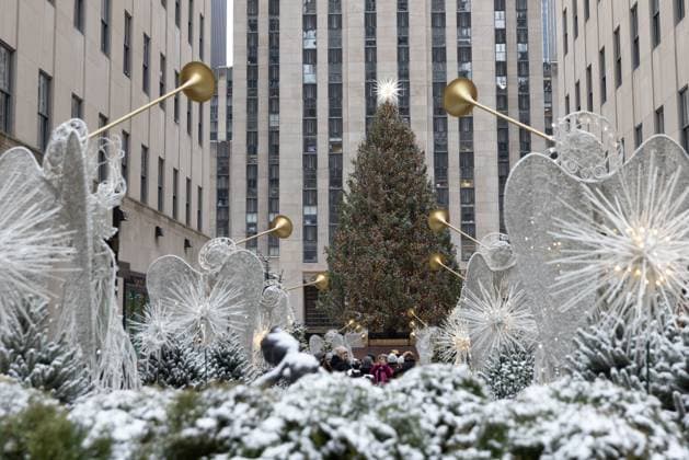 Bilder des Jahres 2024, News 12 Dezember News Themen der Woche KW52 News Bilder des Tages December 24, 2024, New York, New York, USA: Public takes advantage of visiting the Christmas tree at Rockefeller Center in the Snowful Christmas Vespera in New York City. on December 24, 2024. New York USA - ZUMAc233 20241224_zsp_c233_034 Copyright: xVanessaxCarvalhox