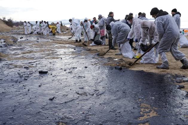 Bilder des Jahres 2024, News 12 Dezember News Themen der Woche KW52 News Bilder des Tages RUSSIA, ANAPA - DECEMBER 25, 2024: Volunteers remove oil-soaked beach sand near the Black Sea resort town of Anapa following the December 15 crash of the Volgoneft 212 and Volgoneft 239 oil tankers filled with 9,200t of mazut fuel oil in the Kerch Strait. Dmitry Feoktistov TASS  77036020