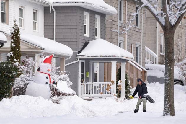 News Bilder des Tages December 25, 2024, Halifax, Ns, Canada: A person shovels snow following a winter storm in Halifax on Christmas Day, Wednesday, Dec. 25, 2024. Halifax Canada  - ZUMAc35_ 20241225_zaf_c35_017 Copyright: xDarrenxCalabresex