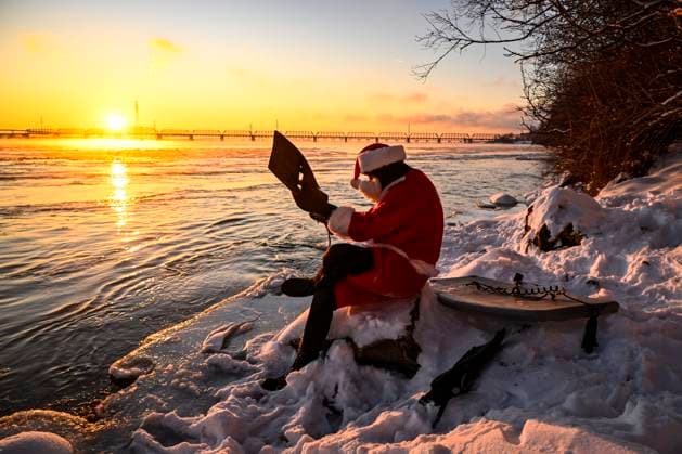December 25, 2024, Montreal, Pq, Canada: Carlos Hebert Plante, who boogie boards daily, dressed as Santa Claus to hit the water amid an air temperature of -14 degrees Celsius on Christmas Day, in Montreal, Wednesday, Dec. 25, 2024. The standing wave on the St-Lawrence River is close to downtown Montreal and itöÄÃ s a popular spot for surfers. Montreal Canada - ZUMAc35_ 20241225_zaf_c35_030 Copyright: xBernardxBraultx