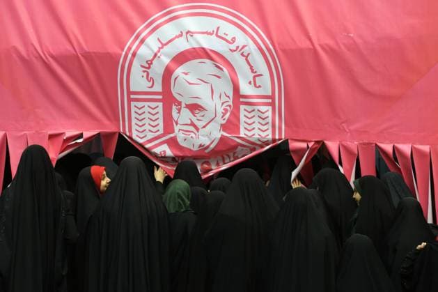 News Themen der Woche KW52 News Bilder des Tages December 26, 2024, Tehran, Iran: Iranian veiled school girls walk under a portrait of Major General Qasem Soleimani, killed in a U.S. drone strike in Baghdad on January 3, 2020, during his anniversary commemorative ceremony at Azadi Indoor Stadium in western Tehran. Tehran Iran - ZUMAf146 20241226_zip_f146_025 Copyright: xRouzbehxFouladix