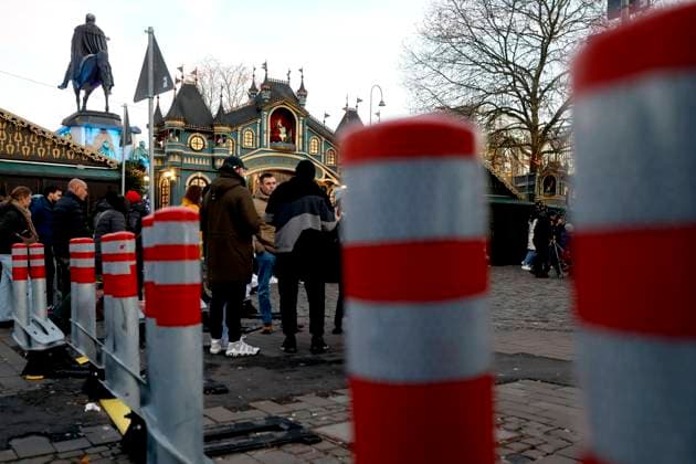 Absperrungen (mobile Terrorsperren) gegen Anschläge mit Fahrzeugen am Kölner Weihnachtsmarkt Heinzels Wintermärchen - Heimat der Heinzel - an der Altstadt mit der leeren Eislaufbahn auf dem Heumarkt. Nach der Amok-Fahrt eines Mannes in Magdeburg auf dem dortigen Weihnachtsmarkt gelten deutschlandweit eine angespannte Lage auf Weihnachtsmärkten. (Symbolbild, Themenbild) Köln, 26.12.2024 NRW Deutschland *** Mobile terror barriers against attacks with vehicles at Colognes Christmas market Heinzels winter fairy tale Home of the Heinzel at the Old Town with the empty ice rink on Heumarkt After a man went on a rampage at the Christmas market in Magdeburg, the situation at Christmas markets across Germany is tense Symbolic image, theme pictur Copyright: xChristophxHardtx