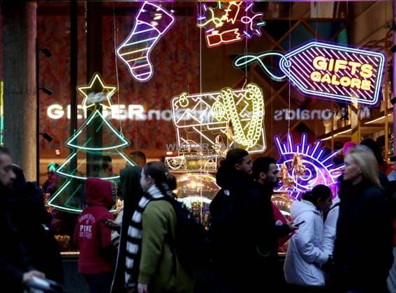 News Themen der Woche KW52 News Bilder des Tages (241227) -- LONDON, Dec. 27, 2024 -- People walk on Oxford Street during Boxing Day sales in London, Britain, on Dec. 26, 2024. ) BRITAIN-LONDON-BOXING DAY SALES LixYing 