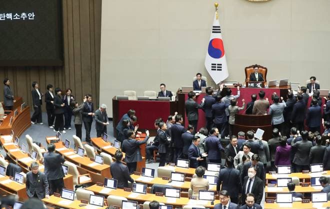 News Themen der Woche KW52 News Bilder des Tages (241227) -- SEOUL, Dec. 27, 2024 -- Lawmakers of the ruling People Power Party chant in union in front of the National Assembly Speaker Woo Won-shik (2nd R, up) to boycott the vote to impeach Prime Minister Han Duck-soo who has been serving as acting president, in Seoul, South Korea, Dec. 27, 2024. South Korea s opposition-controlled parliament voted Friday to impeach Prime Minister Han Duck-soo who had served as the acting president following President Yoon Suk-yeol s impeachment. National Assembly Speaker Woo Won-shik said in a televised plenary session that the motion to impeach Han was passed with 192 votes in favor in the 300-member unicameral parliament. It was the first time in the country s modern history that an impeachment 