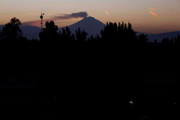 PopocatÃ petl Volcano In Mexico Registers Activity The Popocatepetl Volcano in Mexico erupts during sunrise on December 27, 2024. Mexico City Mexico  Copyright: xGerardoxVieyrax originalFilename: vieyra-notitle241227_npZ90.jpg