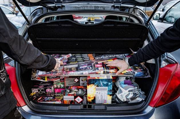 News Themen der Woche KW52 GRONAU - People load fireworks into the car at a supermarket on the first day of the fireworks sale. Dutch people travel across the border to buy fireworks in Germany, where they are usually cheaper. ANP EMIEL MUIJDERMAN netherlands out - belgium out  Copyright: xx x516436634x originalFilename: 516436634.jpg