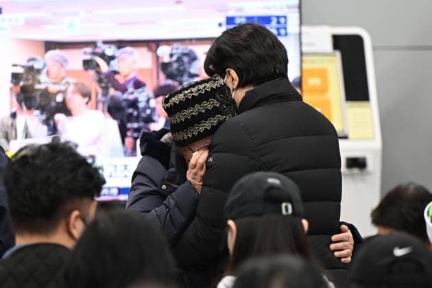 News Themen der Woche KW52 News Bilder des Tages (241229) -- SEOUL, Dec. 29, 2024 -- Relatives of the victims in an airplane crash mourn at the Muan International Airport, some 290 km southwest of Seoul, South Korea, Dec. 29, 2024. Most of the people aboard a South Korean airplane that crashed at an airport in southwest South Korea on Sunday morning were believed to have been killed except two rescued, local fire authorities said. The passenger plane with 175 passengers, including 173 South Koreans and two Thais, as well as six flight attendants on board, crashed while attempting to land at the Muan International Airport, some 290 km southwest of the capital Seoul, at about 9:07 a.m. local time (0007 GMT). ( via Xinhua) (SpotNews)SOUTH KOREA-MUAN-AIRPLANE CRASH-AFTERMATH NEWSIS 