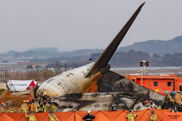 Bilder des Jahres 2024, News 12 Dezember News Themen der Woche KW52 News Bilder des Tages The Muan Airport Plane Crash Is Suspected To Have Been Caused By A Bird Strike Fire authorities search for the missing and recover the deceased at the site of an accident near Muan International Airport in Jeollanam-do, South Korea, on December 29, 2024, where a Jeju Air passenger plane collides during landing. The accident, which claims 176 lives, leaves 3 missing, and sees 2 rescued, is the worst domestic passenger plane crash in history. Muan South Korea  Copyright: xChrisxJungx originalFilename: jung-themuana241229_npxgO.jpg