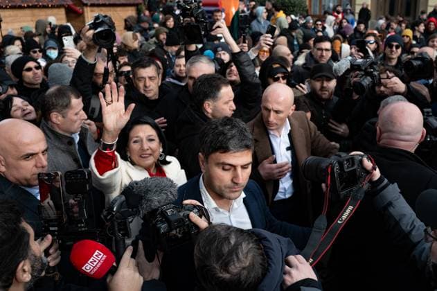 Bilder des Jahres 2024, News 12 Dezember News Themen der Woche KW52 News Bilder des Tages Salome Zourabichvili Leaves The Presidential Palace After Kavelashvili s Inauguration Thousands of demonstrators gather as Georgia s outgoing pro-EU President Salome Zurabishvili addresses the audience during a meeting ahead of Georgian President-elect Mikheil Kavelashvili s inauguration in Tbilisi, Georgia, on December 29, 2024. The far-right former footballer Mikheil Kavelashvili is sworn in at a parliamentary ceremony moments after outgoing president Salome Zurabishvili states she is the only legitimate president and vows to fight on against the Georgian Dream party that controls parliament. Tbilisi Georgia  Copyright: xJeromexGillesx originalFilename: chobeaux-georgiap241229_npMDN.jpg