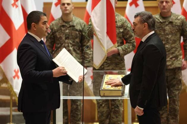 Bilder des Jahres 2024, News 12 Dezember News Themen der Woche KW52 News Bilder des Tages (241229) -- TBILISI, Dec. 29, 2024 -- Mikheil Kavelashvili (R) takes an oath during his swearing-in ceremony held at the Parliament building in Tbilisi, Georgia, Dec. 29, 2024. Kavelashvili was sworn in as Georgia s sixth president in a ceremony held at the Parliament building on Sunday, Interpressnews reported. Among the people attending the inauguration were key members of the government and Kavelashvili s family, the news agency reported. ( Handout via Xinhua) GEORGIA-TBILISI-NEW PRESIDENT-SWEAR IN GeorgianxParliament 