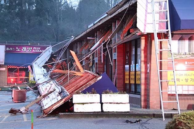 December 29, 2024, Coquitlam, Bc, CANADA: The scene after an explosion at strip mall in Coquitlam, B.C. is shown on Sunday Dec. 29, 2024. Coquitlam CANADA  - ZUMAc35_ 20241229_zaf_c35_011 Copyright: xShanexMackichanx